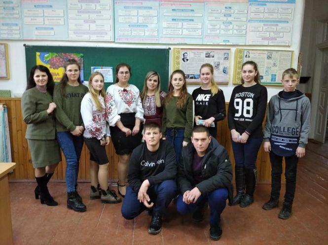 Берегти та плекати рідну мову: школярі помістили послання у «капсулу часу», фото №1 на сайті 20minut.ua