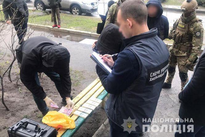 Новини Хмельницького - фото з На Хмельниччині затримали чоловіка, який вимагав 300 тисяч доларів у підприємця (ФОТО, ВІДЕО) На Хмельниччині затримали чоловіка, який вимагав 300 тисяч доларів у підприємця (ФОТО, ВІДЕО), фото №4 на сайті vsim.ua