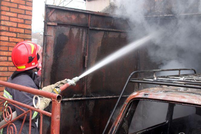 Новини Хмельницького - фото з Пожежа у Хмельницькому: гараж згорів разом з автомобілем (ФОТО, ВІДЕО) Пожежа у Хмельницькому: гараж згорів разом з автомобілем (ФОТО, ВІДЕО), фото №2 на сайті vsim.ua