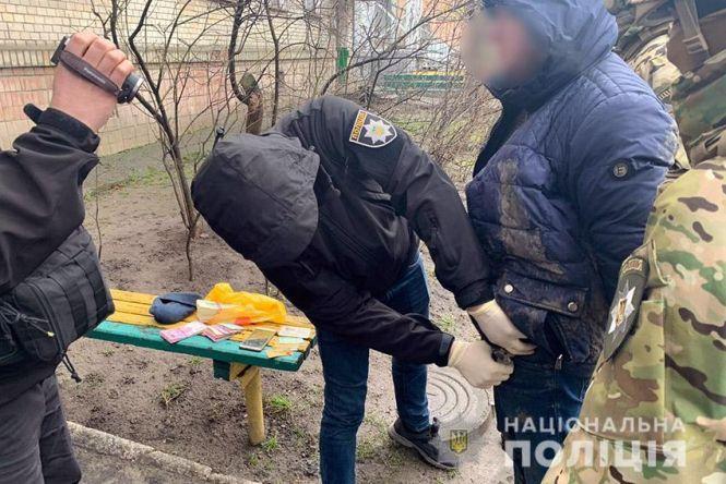 Новини Хмельницького - фото з На Хмельниччині затримали чоловіка, який вимагав 300 тисяч доларів у підприємця (ФОТО, ВІДЕО) На Хмельниччині затримали чоловіка, який вимагав 300 тисяч доларів у підприємця (ФОТО, ВІДЕО), фото №1 на сайті vsim.ua