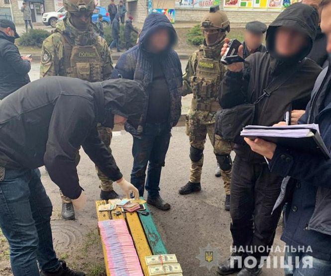 Новини Хмельницького - фото з На Хмельниччині затримали чоловіка, який вимагав 300 тисяч доларів у підприємця (ФОТО, ВІДЕО) На Хмельниччині затримали чоловіка, який вимагав 300 тисяч доларів у підприємця (ФОТО, ВІДЕО), фото №2 на сайті vsim.ua