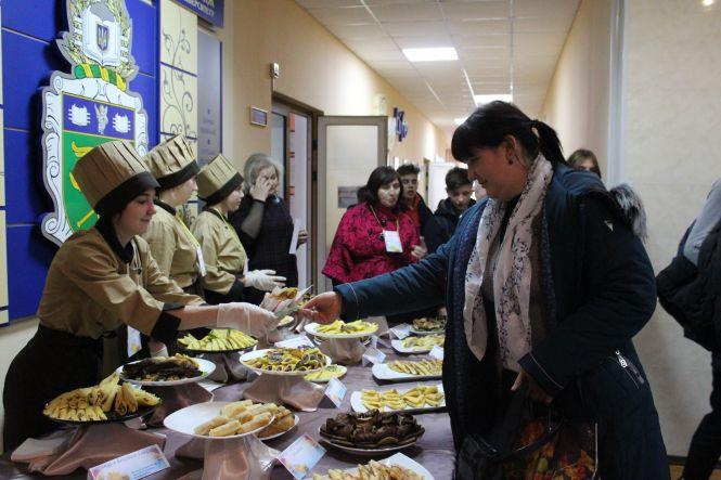 Новини Вінниці - фото з Тисяча млинців, майстер-класи з карвінгу та чайних традицій. Як відсвяткували Масляну на Київській Тисяча млинців, майстер-класи з карвінгу та чайних традицій. Як відсвяткували Масляну на Київській, фото №2 на сайті 20minut.ua
