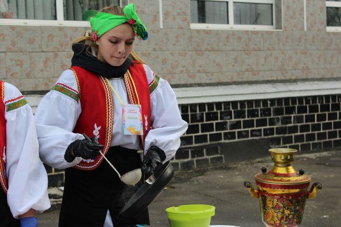 Новини Вінниці - фото з Тисяча млинців, майстер-класи з карвінгу та чайних традицій. Як відсвяткували Масляну на Київській Тисяча млинців, майстер-класи з карвінгу та чайних традицій. Як відсвяткували Масляну на Київській, фото №1 на сайті 20minut.ua