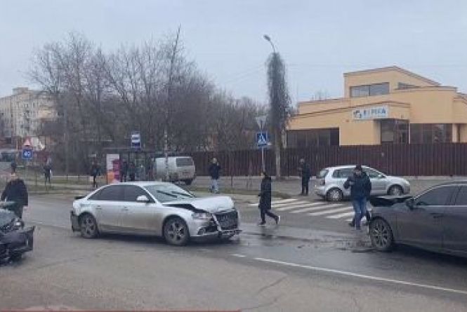 Уламки по всій дорозі та три побиті іномарки: розповіли подробиці ДТП на Василенка