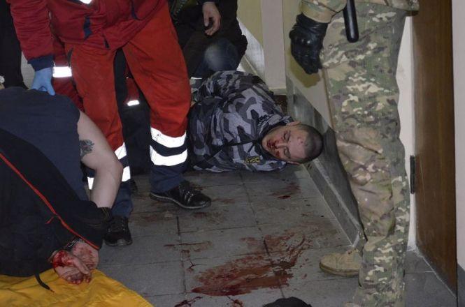 Новини Вінниці - фото з У Жмеринці 20 чоловік в масках увірвалися до міськради. Кидали каміння та димові шашки У Жмеринці 20 чоловік в масках увірвалися до міськради. Кидали каміння та димові шашки, фото №5 на сайті 20minut.ua