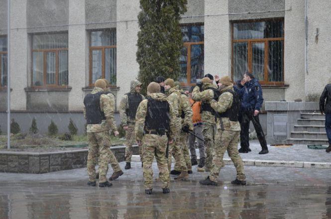Новини Вінниці - фото з У Жмеринці 20 чоловік в масках увірвалися до міськради. Кидали каміння та димові шашки У Жмеринці 20 чоловік в масках увірвалися до міськради. Кидали каміння та димові шашки, фото №2 на сайті 20minut.ua