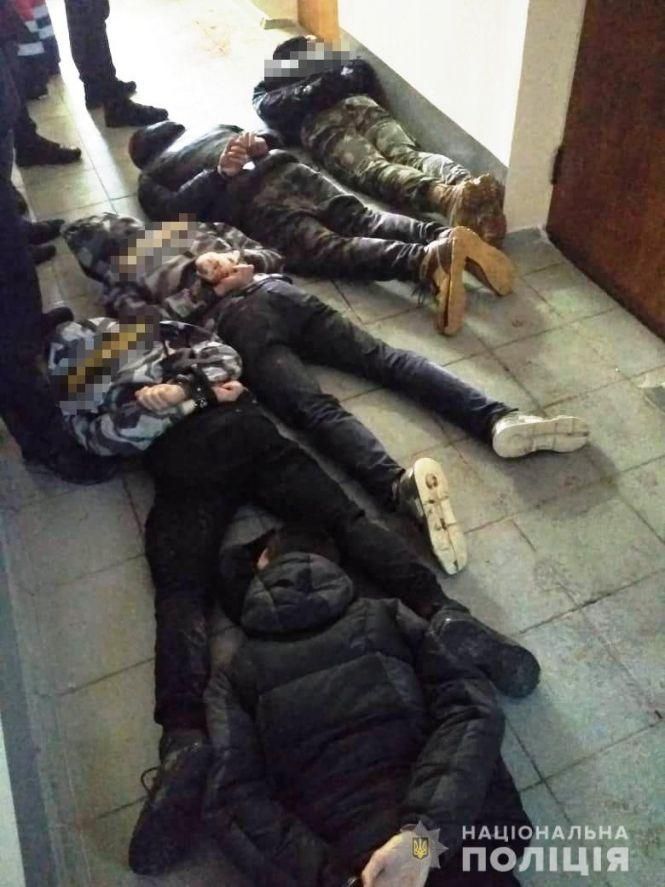 Новини Вінниці - фото з Депутати у лікарні, хулігани у СІЗО. Подробиці нападу радикалів на міськраду Жмеринки Депутати у лікарні, хулігани у СІЗО. Подробиці нападу радикалів на міськраду Жмеринки, фото №2 на сайті 20minut.ua