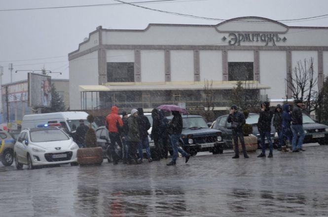 Новини Вінниці - фото з У Жмеринці 20 чоловік в масках увірвалися до міськради. Кидали каміння та димові шашки У Жмеринці 20 чоловік в масках увірвалися до міськради. Кидали каміння та димові шашки, фото №3 на сайті 20minut.ua