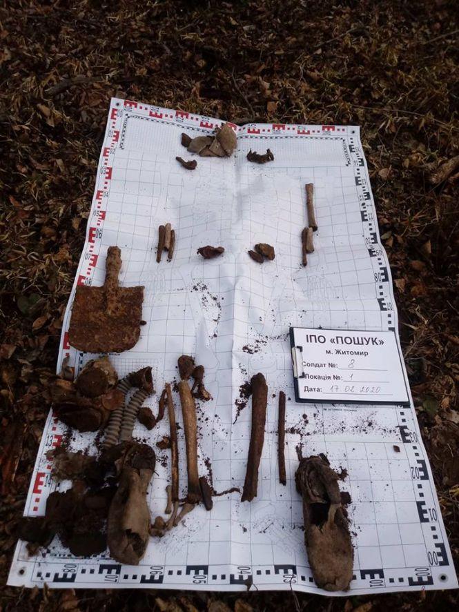 Новини Житомира - фото з Пошуківцям вдалося встановити ім'я солдата Червоної армії, рештки якого знайшли шукачі металу у Новоград-Волинському районі Пошуківцям вдалося встановити ім'я солдата Червоної армії, рештки якого знайшли шукачі металу у Новоград-Волинському районі, фото №1 на сайті 20minut.ua