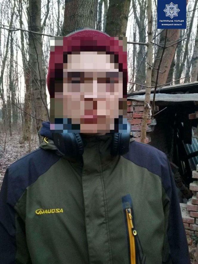 Біля садиби Пирогова у двох юнаків виявили балончики з фарбою та наркотики, фото №1 на сайті 20minut.ua