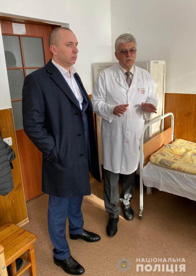 Новини Вінниці - фото з Поліцейським, які постраждали під час інциденту у Жмеринці, вручили почесні грамоти Поліцейським, які постраждали під час інциденту у Жмеринці, вручили почесні грамоти, фото №1 на сайті 20minut.ua