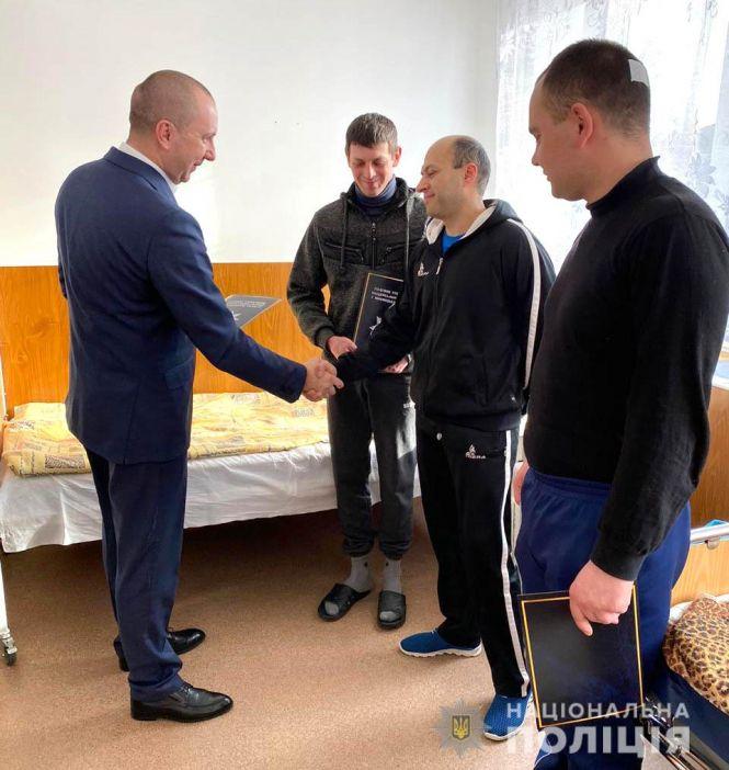 Новини Вінниці - фото з Поліцейським, які постраждали під час інциденту у Жмеринці, вручили почесні грамоти Поліцейським, які постраждали під час інциденту у Жмеринці, вручили почесні грамоти, фото №4 на сайті 20minut.ua