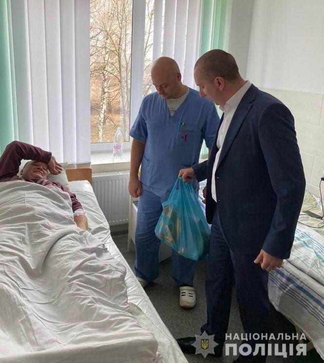 Новини Вінниці - фото з Поліцейським, які постраждали під час інциденту у Жмеринці, вручили почесні грамоти Поліцейським, які постраждали під час інциденту у Жмеринці, вручили почесні грамоти, фото №2 на сайті 20minut.ua