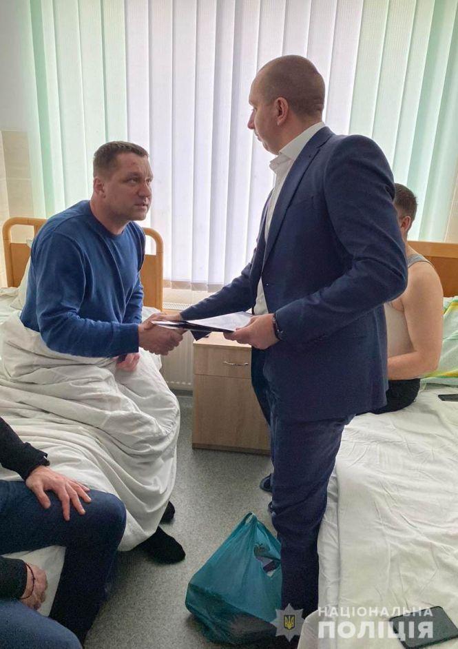 Новини Вінниці - фото з Поліцейським, які постраждали під час інциденту у Жмеринці, вручили почесні грамоти Поліцейським, які постраждали під час інциденту у Жмеринці, вручили почесні грамоти, фото №3 на сайті 20minut.ua