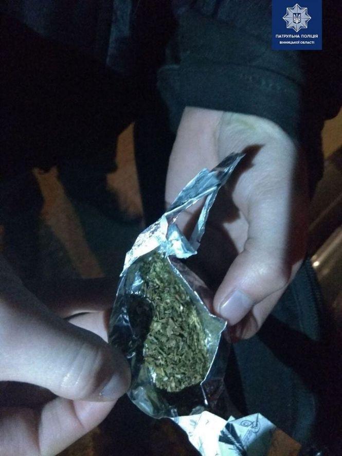 Вінничанин сів п'яний за кермо. З собою прихопив наркотики, фото №2 на сайті 20minut.ua