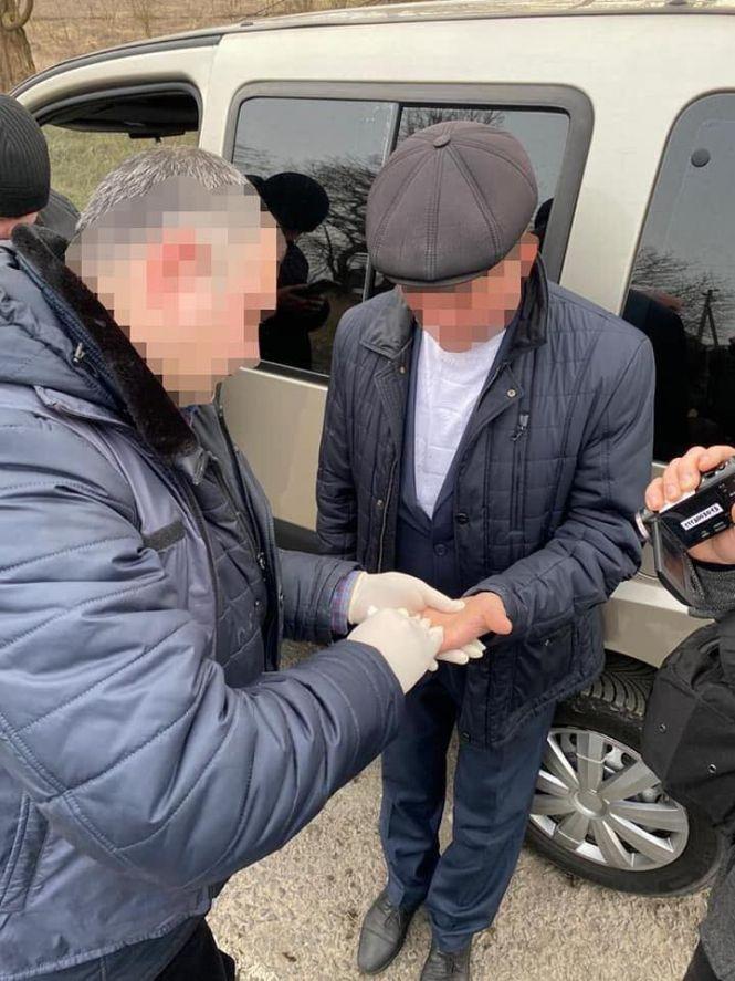 Голову Меджибізької ОТГ спіймали на хабарі (ФОТО), фото №2 на сайті vsim.ua