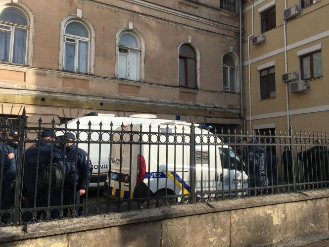 Новини Вінниці - фото з Сутички біля міського суду. Невідомі розпилили сльозогінний газ Сутички біля міського суду. Невідомі розпилили сльозогінний газ, фото №2 на сайті 20minut.ua