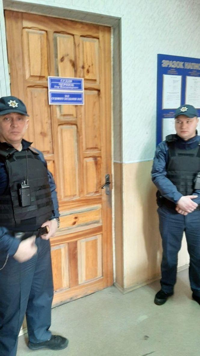 Новини Вінниці - фото з Сутички біля міського суду. Невідомі розпилили сльозогінний газ Сутички біля міського суду. Невідомі розпилили сльозогінний газ, фото №3 на сайті 20minut.ua