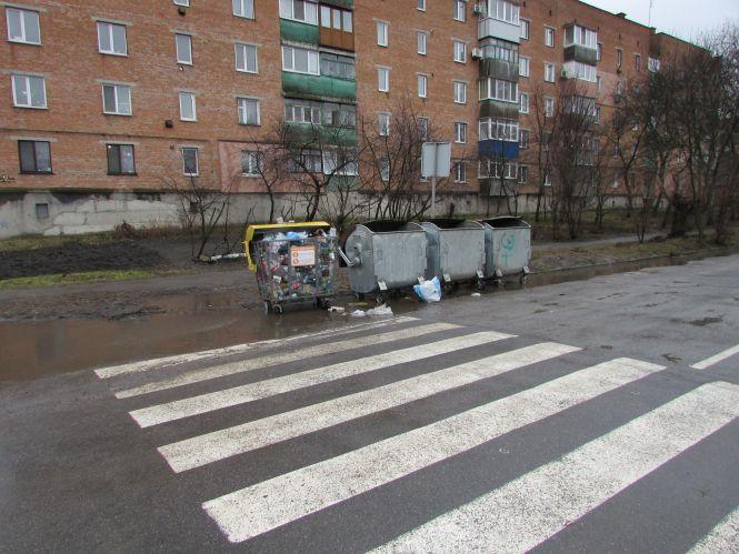 Новини Козятина - фото з Непрохідні калюжі та усміхнені люди. Фоторепортаж з вулиць міста Непрохідні калюжі та усміхнені люди. Фоторепортаж з вулиць міста, фото №1 на сайті 20minut.ua