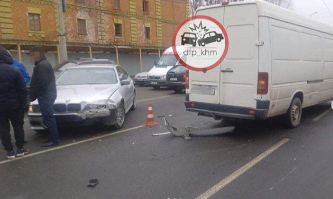 У Хмельницькому лоб у лоб зіткнулися BMW та Volkswagen (ФОТО), фото №1 на сайті vsim.ua