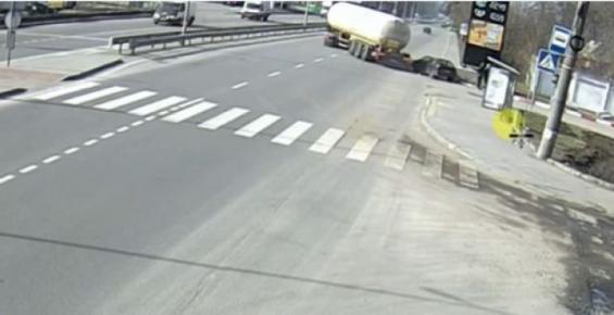 ДТП по Київській: водій Opel вилетів на коло та врізався у Citroen. Відео за вихідні, фото №1 на сайті 20minut.ua