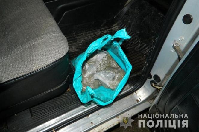 Новини Тернополя - фото з Пакет вщент набитий наркотиками знайшли у молодого львів'янина