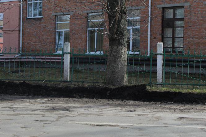 Біля другої школи зняли бордюр, фото №2 на сайті 20minut.ua