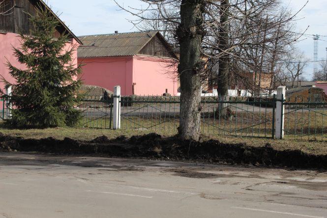 Біля другої школи зняли бордюр, фото №1 на сайті 20minut.ua