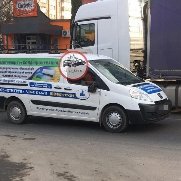 На проспекті Миру чоловік потрапив під колеса “Peugeot” (ФОТО), фото №2 на сайті vsim.ua