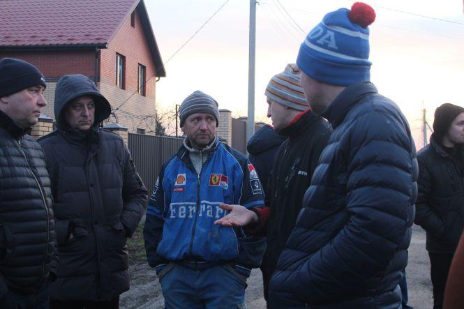 Новини Вінниці - фото з Жителі Пирогово хочуть самі будувати дорогу Жителі Пирогово хочуть самі будувати дорогу, фото №3 на сайті 20minut.ua