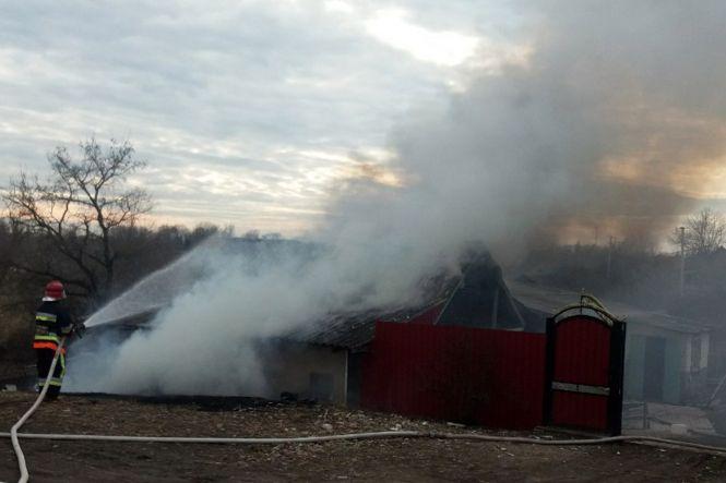 Горіла трава та будівлі: на Хмельниччині за добу сталося три пожежі (ФОТО, ВІДЕО), фото №2 на сайті vsim.ua