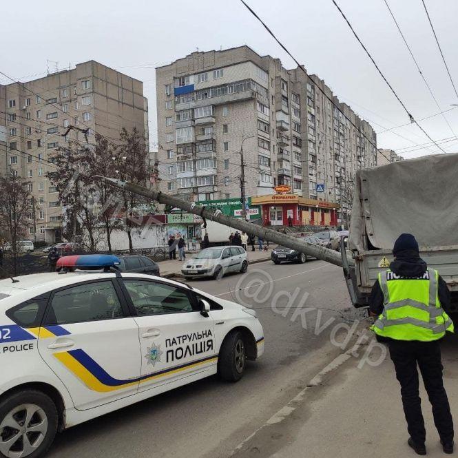 Новини Вінниці - фото з На Тяжилові водій на Газелі врізався у стовп. Попереджують про затори На Тяжилові водій на Газелі врізався у стовп. Попереджують про затори, фото №3 на сайті 20minut.ua