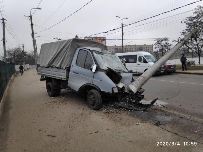Новини Вінниці - фото з На Тяжилові водій на Газелі врізався у стовп. Попереджують про затори На Тяжилові водій на Газелі врізався у стовп. Попереджують про затори, фото №2 на сайті 20minut.ua