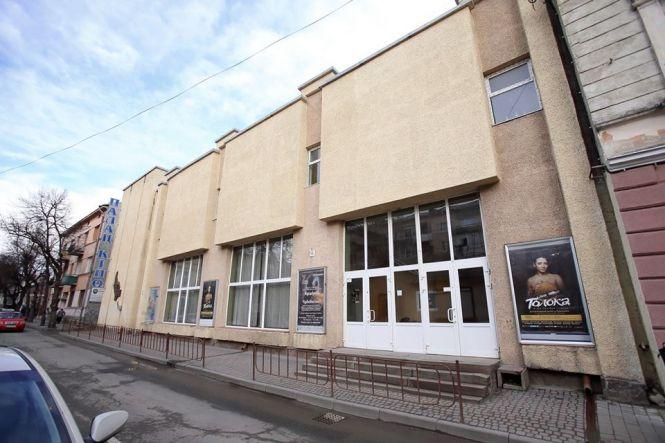 Новини Тернополя - фото з Чи буде біля оновленого "Палацу кіно" парковка - цікавляться тернополяни Чи буде біля оновленого "Палацу кіно" парковка - цікавляться тернополяни, фото №2 на сайті 20minut.ua