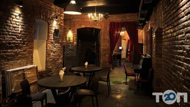 Новини Тернополя - фото з Смачно і в тренді: ТОП закладів у Тернополі з крутим інтер'єром та особливим меню Бункермуз, мистецька галерея бар - фото 1