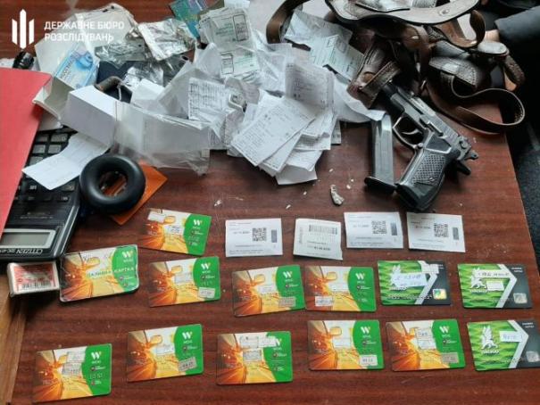 Новини Вінниці - фото з Вінницьких поліцейських зловили на продажі талонів на пальному. ДБР провело обшуки Вінницьких поліцейських зловили на продажі талонів на пальному. ДБР провело обшуки, фото №2 на сайті 20minut.ua