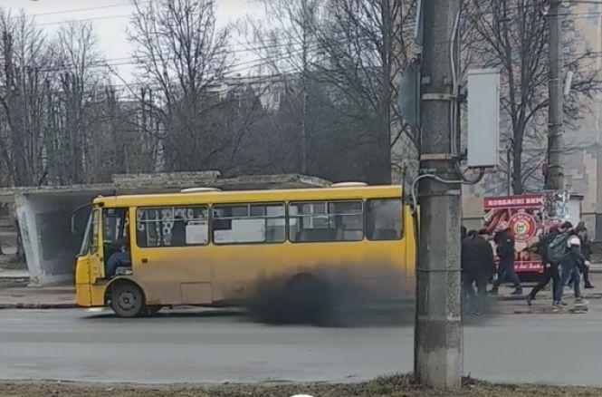 Новини Тернополя - фото з На "Східному" тернополяни, аби поїхати, штовхали маршрутку На "Східному" тернополяни, аби поїхати, штовхали маршрутку, фото №1 на сайті 20minut.ua