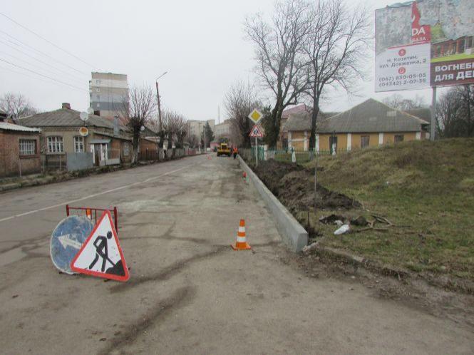 Фото дня:  в Козятині встановлюють нові бордюри, фото №2 на сайті 20minut.ua