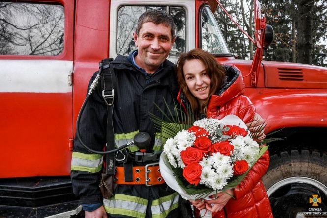 Новини Тернополя - фото з ТОП-5 найромантичніших вчинків, які робили тернополяни. Чим дивують коханих (відеоопитування) Тернопільський рятувальник освідчився коханій, коли виніс її з "пожежі"