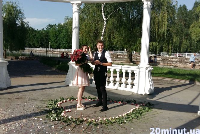 Новини Тернополя - фото з ТОП-5 найромантичніших вчинків, які робили тернополяни. Чим дивують коханих (відеоопитування) Освідчення на острівку закоханих знімали на мобільні десятки перехожих. Оля сказала: "Так!"