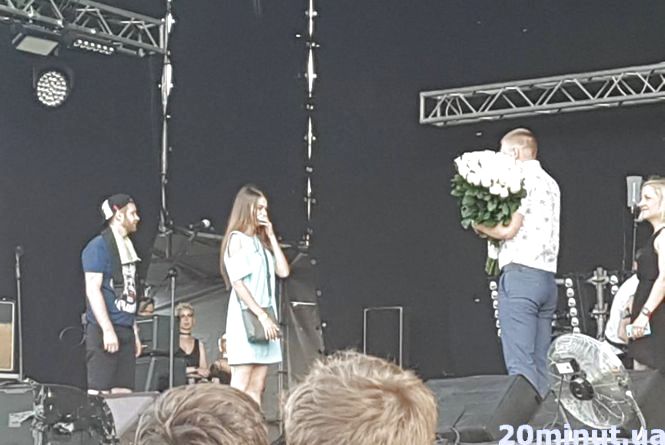 Новини Тернополя - фото з ТОП-5 найромантичніших вчинків, які робили тернополяни. Чим дивують коханих (відеоопитування) Освідчення на головній сцені "Файного міста"