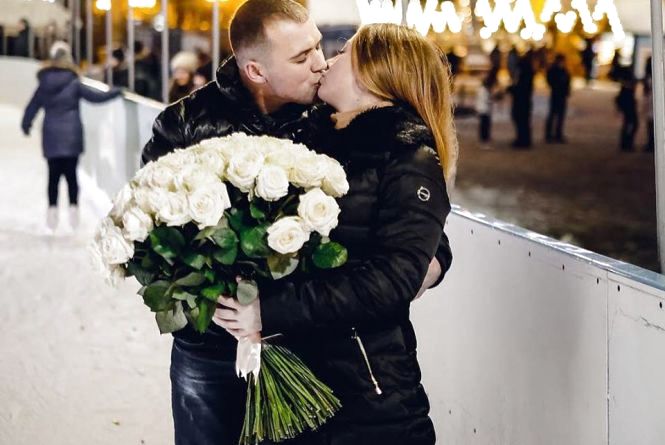 Новини Тернополя - фото з ТОП-5 найромантичніших вчинків, які робили тернополяни. Чим дивують коханих (відеоопитування) Степан освідчився Галині на тернопільській ковзанці. Дівчина сказала: “Так!”
