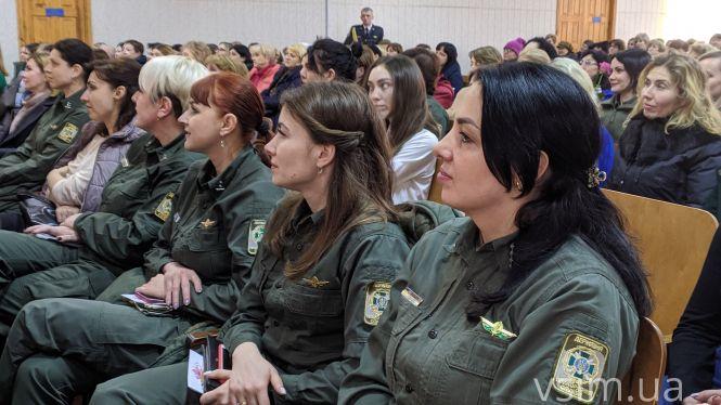 Майстер-клас від прикордонників: як потрібно вітати колег з 8 березня, фото №9 на сайті vsim.ua