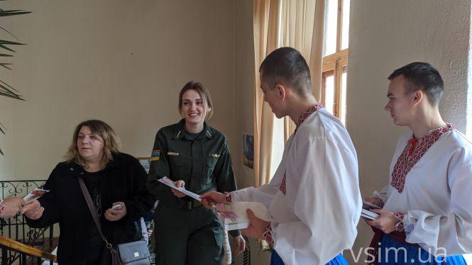 Майстер-клас від прикордонників: як потрібно вітати колег з 8 березня, фото №4 на сайті vsim.ua