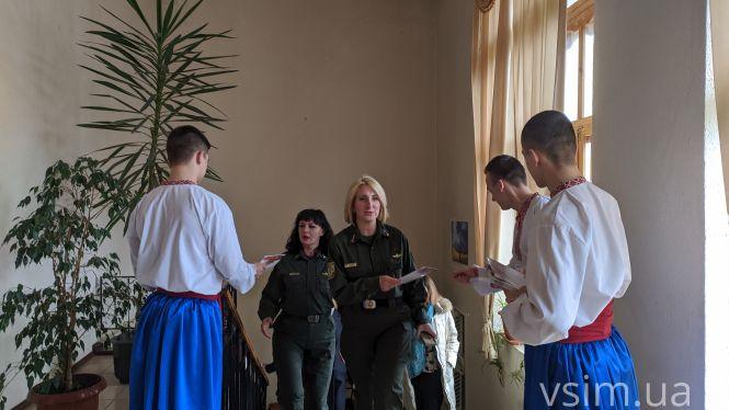 Майстер-клас від прикордонників: як потрібно вітати колег з 8 березня, фото №5 на сайті vsim.ua