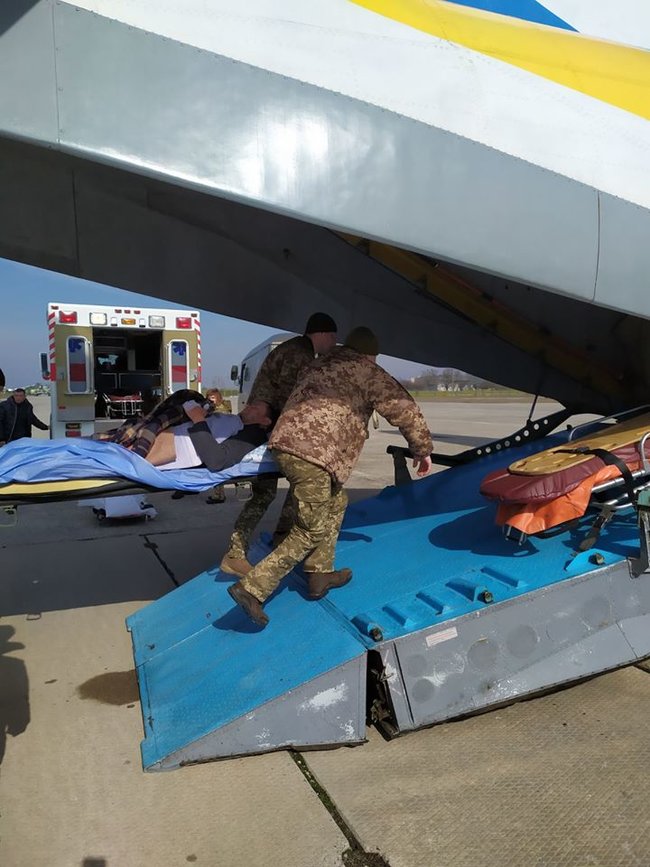 Новини Вінниці - фото з Вісім поранених військовослужбовців доставили на літаку в госпіталь Вінниці 14 поранених військовослужбовців евакуйовані з Харкова для подальшого лікування у Вінниці та Києві 03