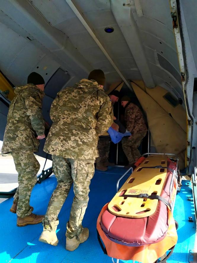 Новини Вінниці - фото з Вісім поранених військовослужбовців доставили на літаку в госпіталь Вінниці Вісім поранених військовослужбовців доставили на літаку в госпіталь Вінниці, фото №2 на сайті 20minut.ua
