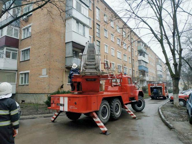 Новини Хмельницького - фото з На Хмельниччині врятували дівчину, яка заснула на підвіконні 5-го поверху (ФОТО, ВІДЕО) На Хмельниччині врятували дівчину, яка заснула на підвіконні 5-го поверху (ФОТО, ВІДЕО), фото №3 на сайті vsim.ua
