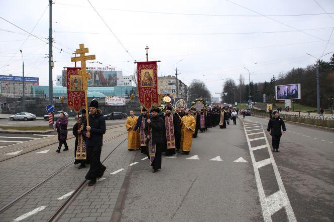 Новини Вінниці - фото з Хресна хода з кількома тисячами вірян пройшла центром Вінниці Хресна хода з кількома тисячами вірян пройшла центром Вінниці, фото №3 на сайті 20minut.ua