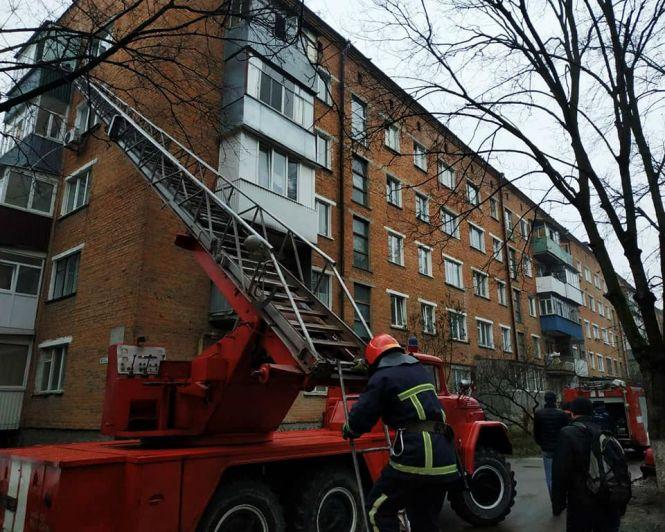 Новини Хмельницького - фото з На Хмельниччині врятували дівчину, яка заснула на підвіконні 5-го поверху (ФОТО, ВІДЕО) На Хмельниччині врятували дівчину, яка заснула на підвіконні 5-го поверху (ФОТО, ВІДЕО), фото №4 на сайті vsim.ua